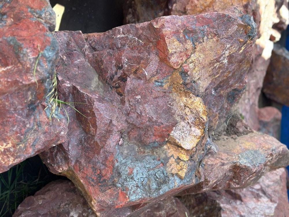 Камни для ландшафтного дизайна красно-фиолетовые 10-60 килограмм купить в Рязани