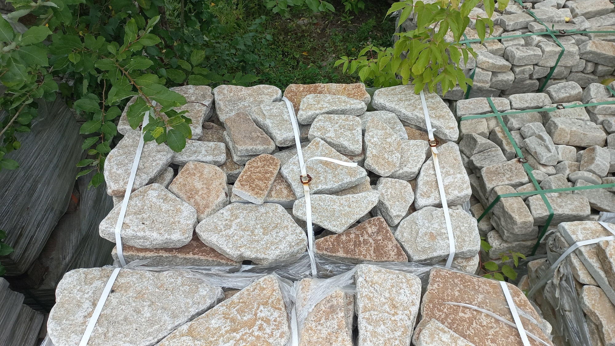 Плитняк галтованный гранитный для ландшафтного дизайна купить в Рязани