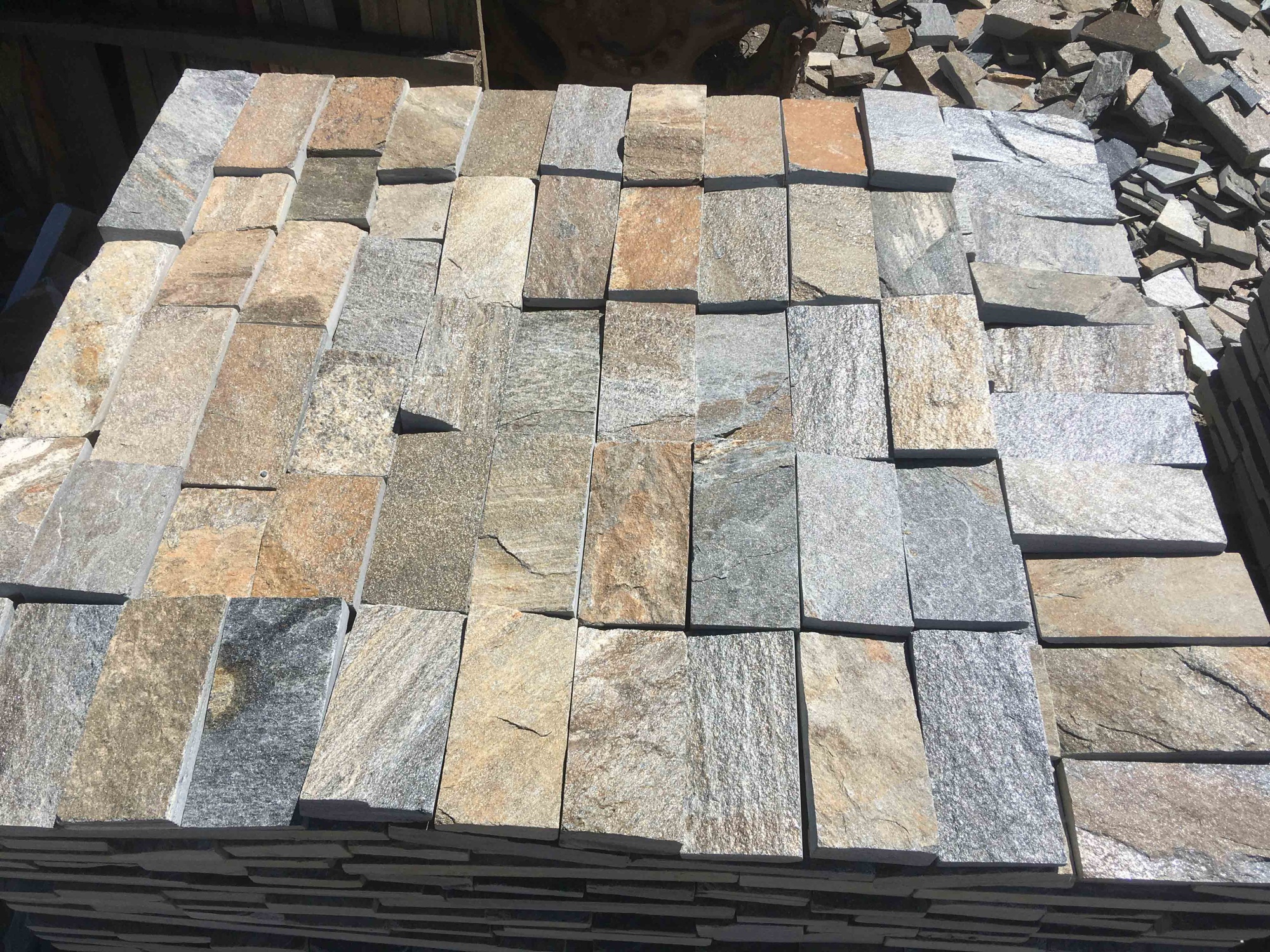 Плитка пилёная златолит Уральский для фасада купить в Рязани