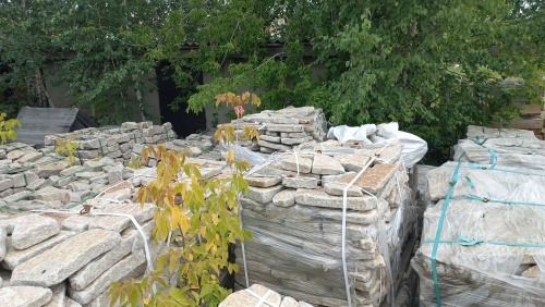 Плитняк галтованный гранитный для ландшафтного дизайна купить в Рязани