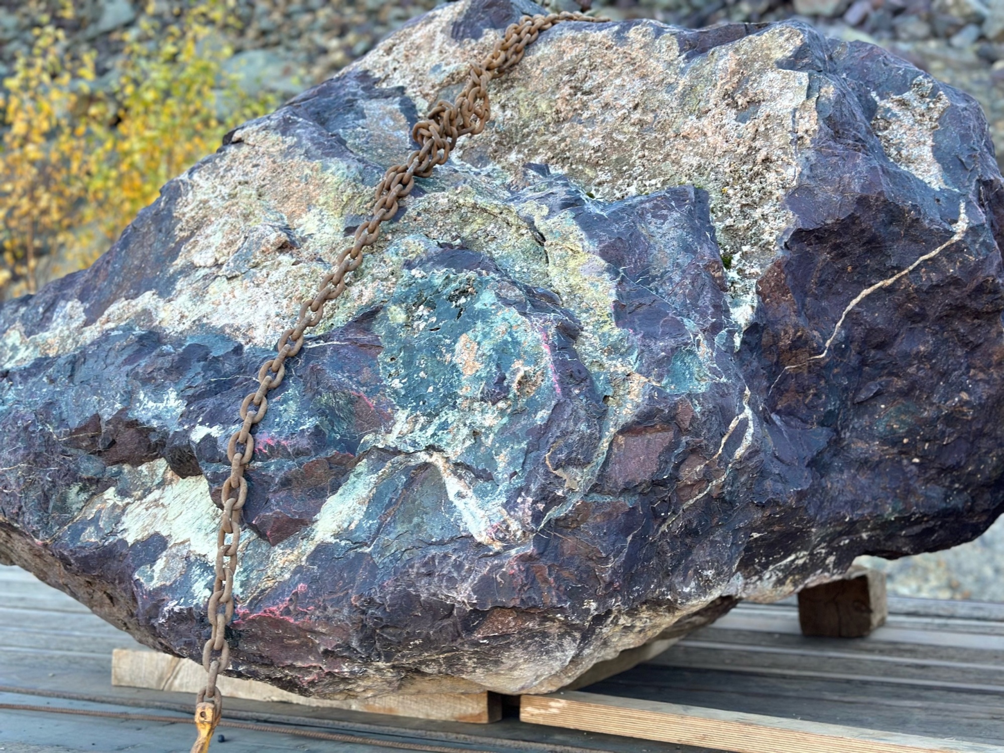 Огромные красно-фиолетовые валуны для ландшафтного дизайна весом более 5 тонн купить в Рязани