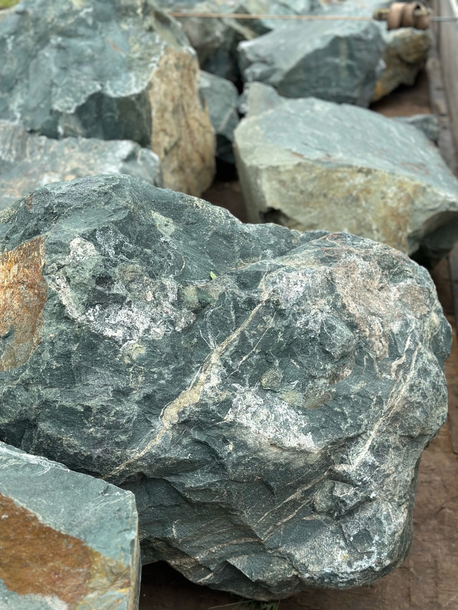 Камни для ландшафтного дизайна зелёные 10-60 килограмм купить в Рязани