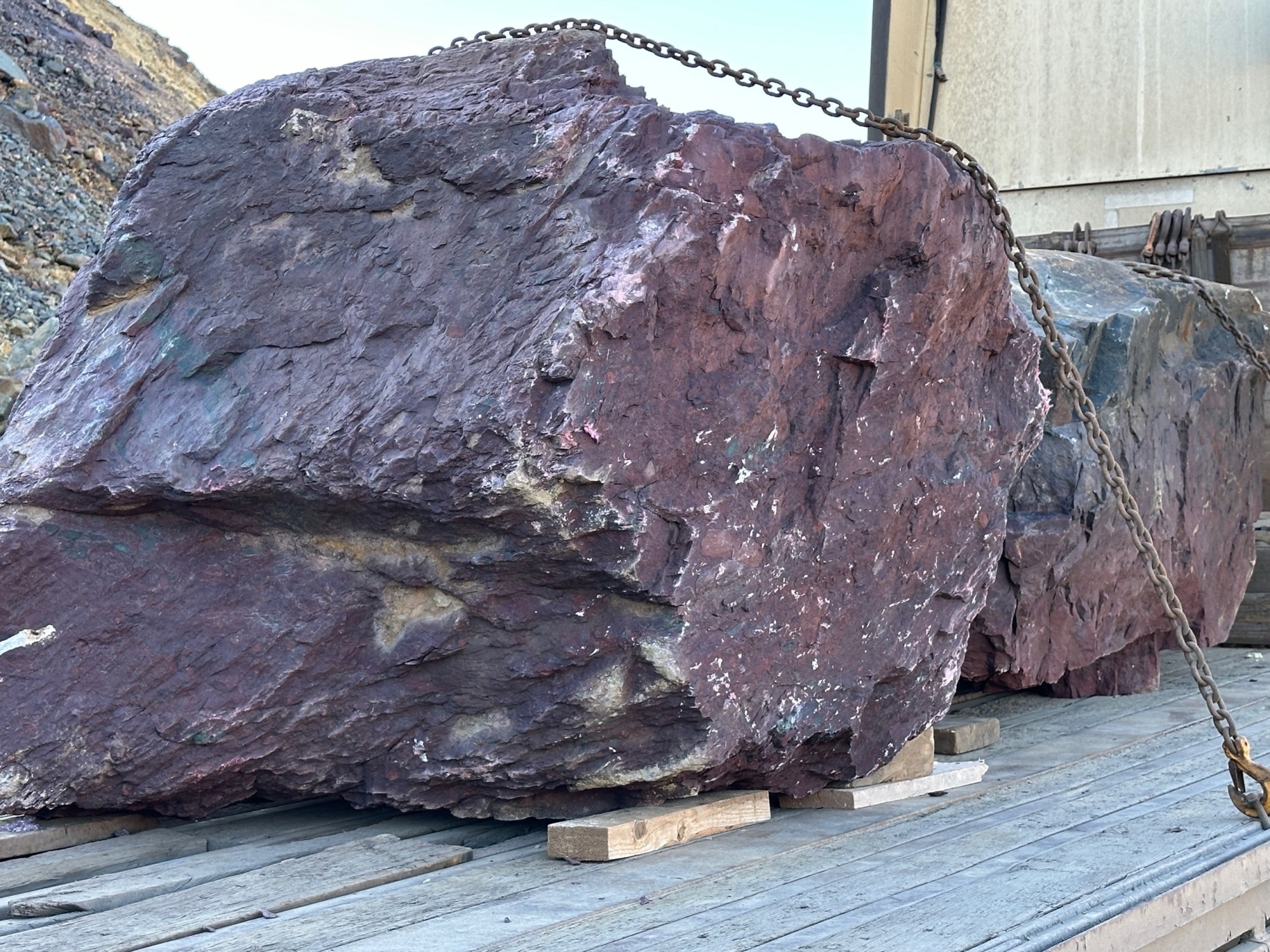 Огромные красно-фиолетовые валуны для ландшафтного дизайна весом более 5 тонн купить в Рязани