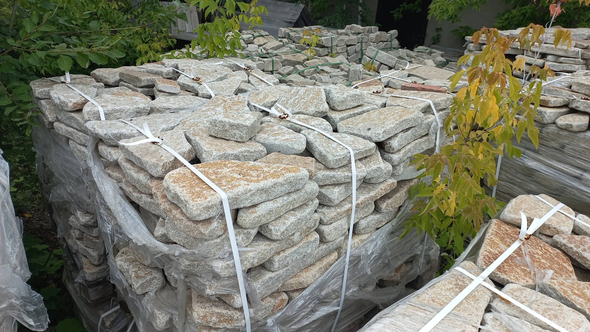 Плитняк галтованный гранитный для ландшафтного дизайна купить в Рязани