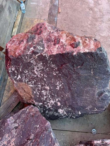 Камни для ландшафтного дизайна красно-фиолетовые 10-60 килограмм купить в Рязани