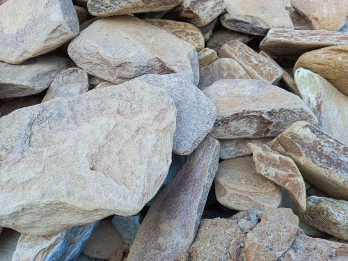 Златолит жёлтый, жёлто-зелёный глыбки и валуны для ланшафтного дизайна купить в Рязани