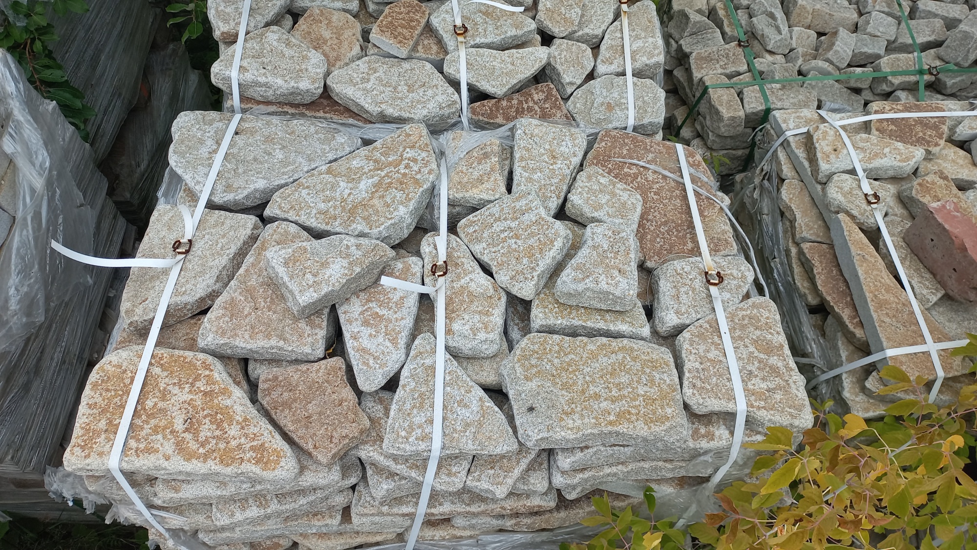 Плитняк галтованный гранитный для ландшафтного дизайна купить в Рязани