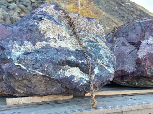 Огромные красно-фиолетовые валуны для ландшафтного дизайна весом более 5 тонн купить в Рязани