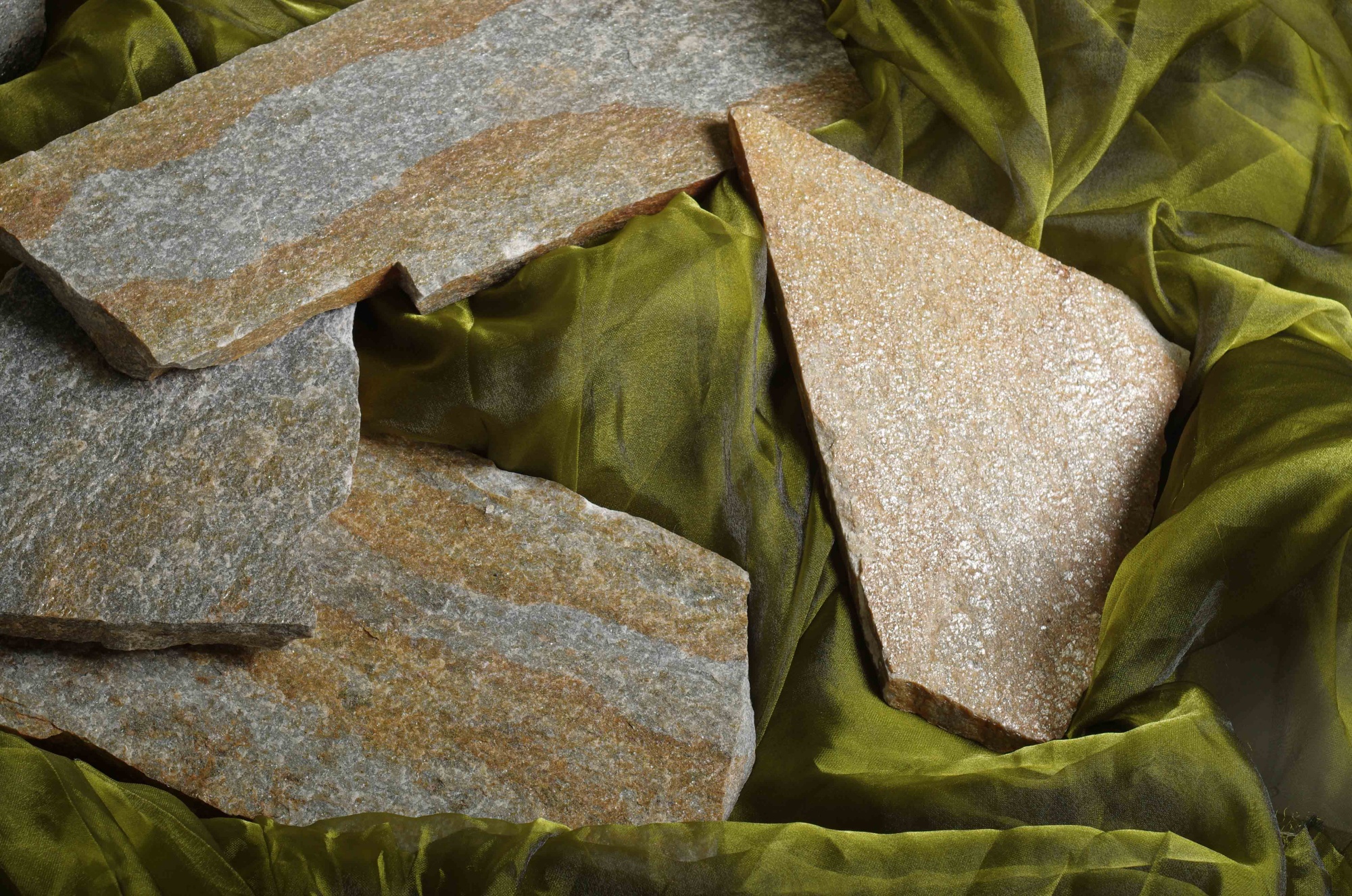 Плитняк златолит Уральский для цоколя, отмостки купить в Рязани