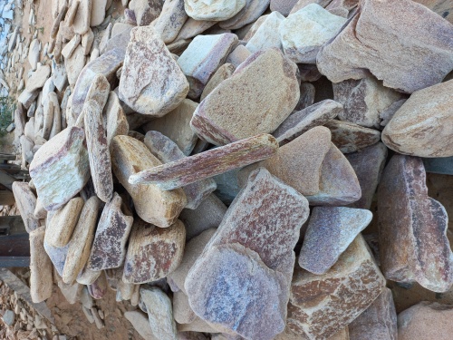 Златолит жёлтый, жёлто-зелёный глыбки и валуны для ланшафтного дизайна купить в Рязани