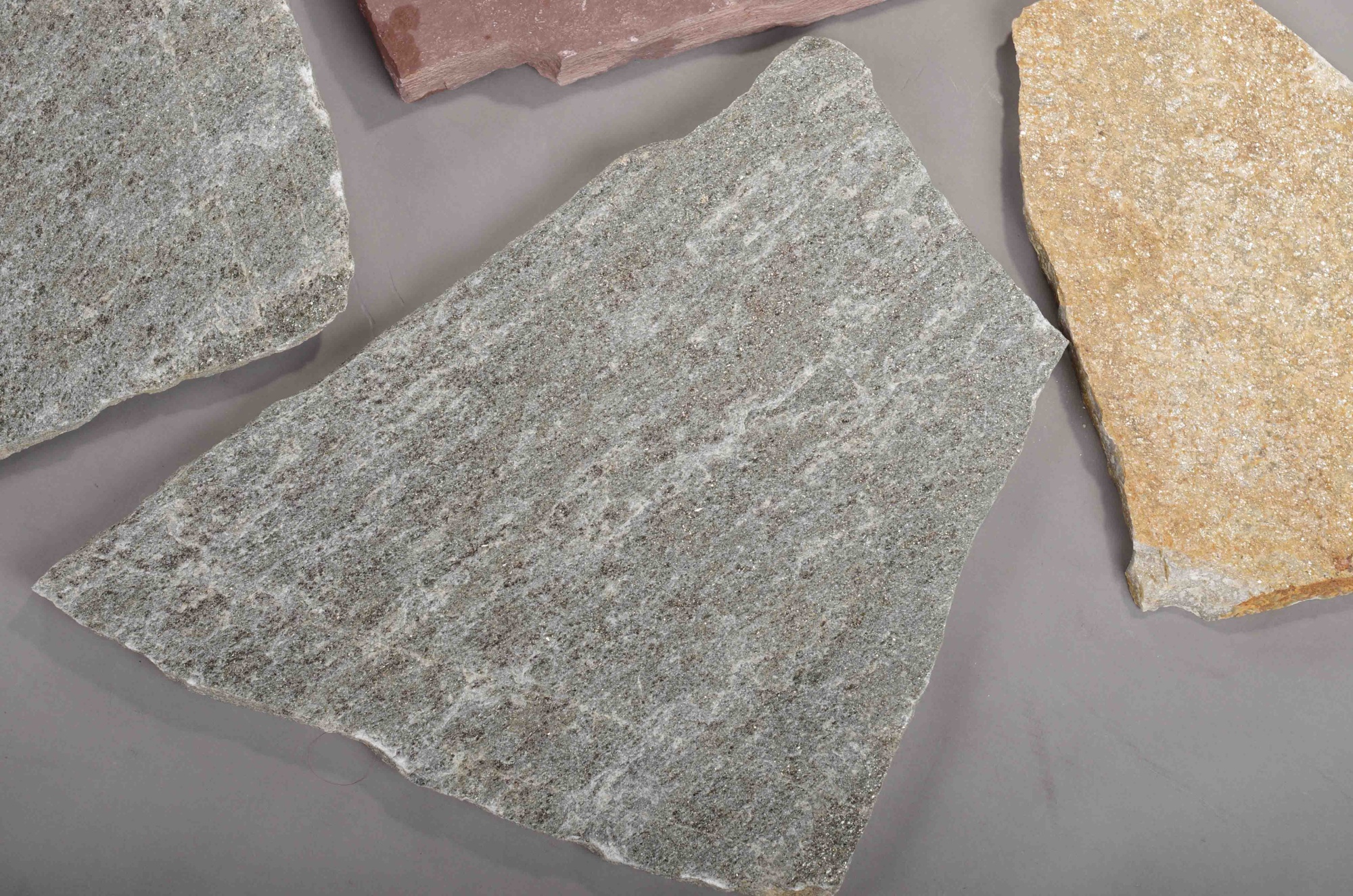 Плитняк златолит Уральский для цоколя, отмостки купить в Рязани