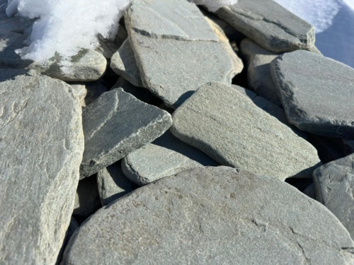 Плитняк златолит зелёный галтованный для цоколя купить в Рязани